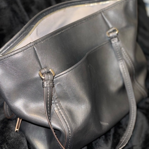 Coach Black Leather Shoulder Bag with Timeless Design - Picture 11 of 16